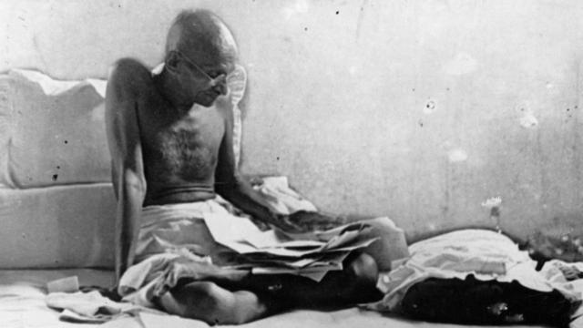 甘地从监狱释放后，继续禁食抗议。