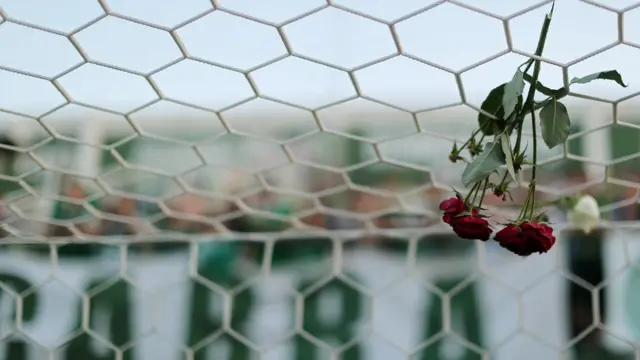Muchas flores fueron colocadas alrededor del estadio