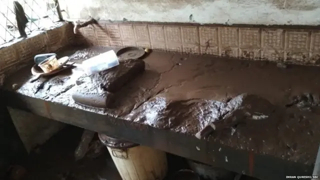 घर के भीतर भर गया कीचड़