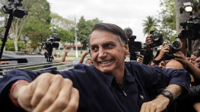 Jair Bolsonaro ao votar neste domingo