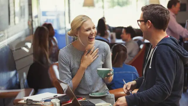 काम के दौरान शराब की जगह सॉफ्ट ड्रिंक लेते कर्मचारी