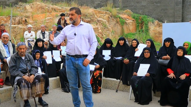 راجح مفلحي مع المتقاعدين في اليمن