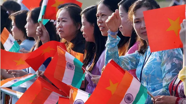 Phụ nữ Việt Nam vẫy cờ Việt Nam và Ấn Độ trong chuyến đi thăm Ấn Độ của cựu thủ tướng Nguyễn Tấn Dũng năm 2007