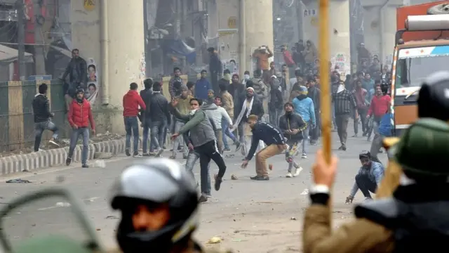 पुलिस प्रदर्शन झड़प