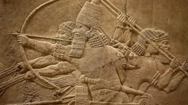 رماة السهام معلقون في جدارية تخلد مشهدا من المعركة