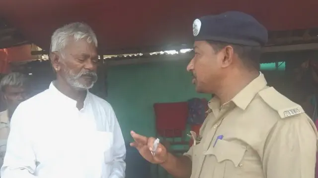 અમૃતભાઈની સાથે પોલીસમેનની તસવીર