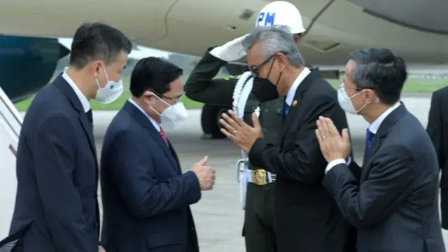 Thủ tướng Việt Nam Phạm Minh Chính (thứ 2) được Trưởng ban Lễ tân Indonesia Andy Rachmianto (thứ 2) đón sau khi ông đến Sân bay quốc tế Soekarno Hatta để tham dự ASEAN tại Tangerang, tỉnh Banten, Indonesia ngày 24/4/2021.