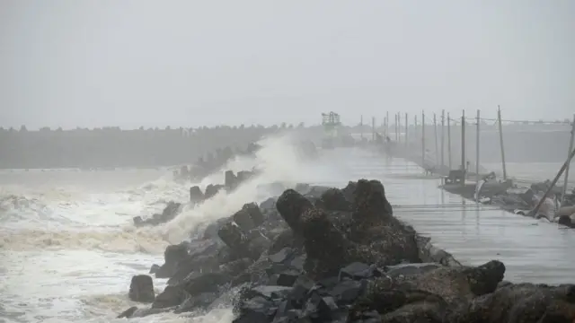 દરિયાનાં મોજાં