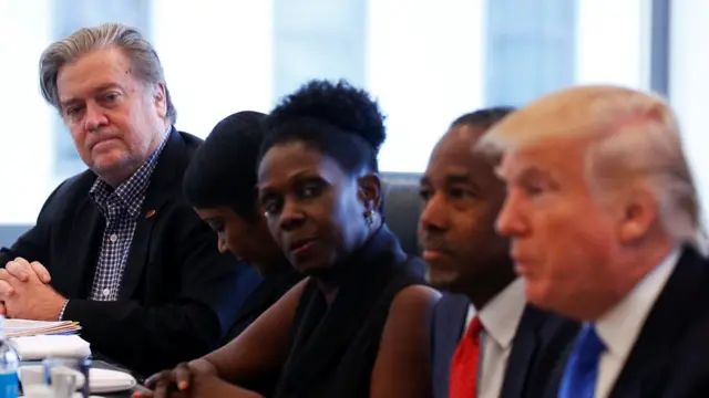 Stephen Bannon (à esq.)