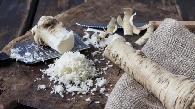 Корень хрена, натертый на терке