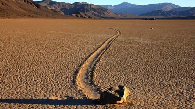 Понять, почему увесистые камни оставляют следы на дне пересохших озер, смог только ученый из НАСА