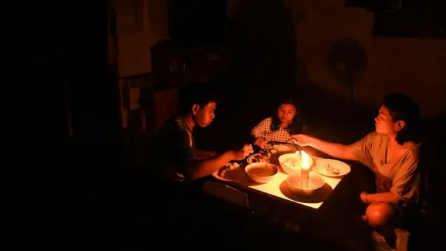 คนจุดเทียนกินข้าว