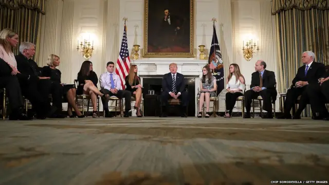 मार्जोरी स्टोनमन डग्लस हाय स्कूलच्या विद्यार्थ्यांशी बोलताना ट्रंप