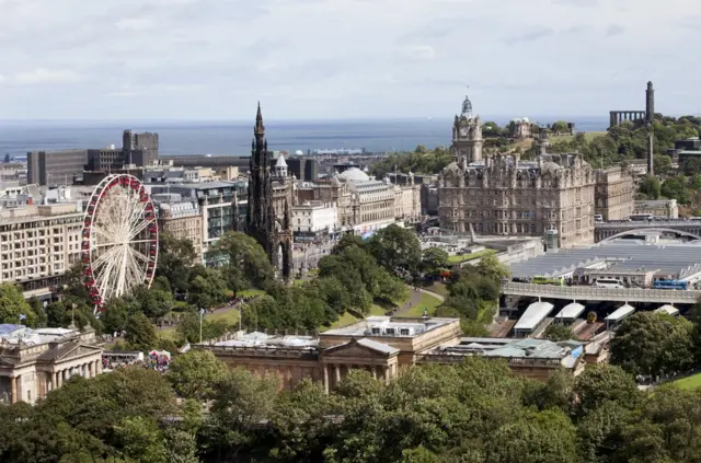 巴尔莫勒的时钟故意调快，以给旅客额外的时间去搭乘从邻近威佛利火车站出发的火车