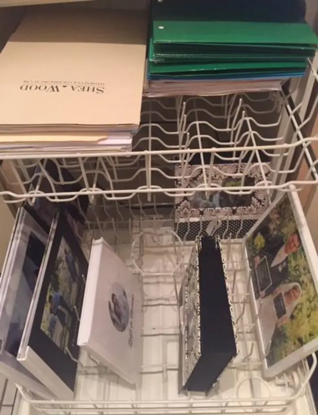 Lavaplatos con fotos de boda y documentos.