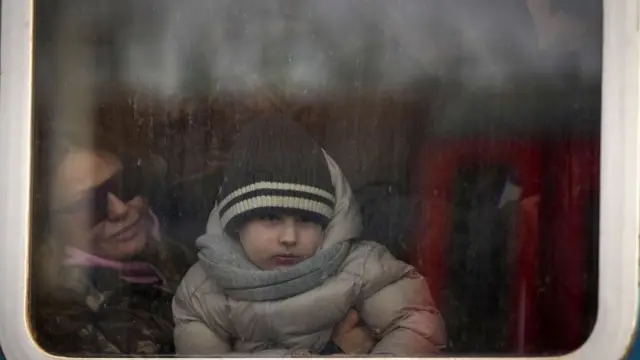 اللاجئون يصلون إلى بلدة زاهوني الحدودية المجرية على متن قطار أتى من أوكرانيا في 02 مارس 2022