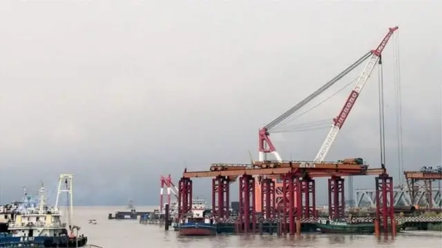 পদ্মা সেতু বাংলাদেশের সবচেয়ে বড় নির্মাণাধীন অবকাঠামো।