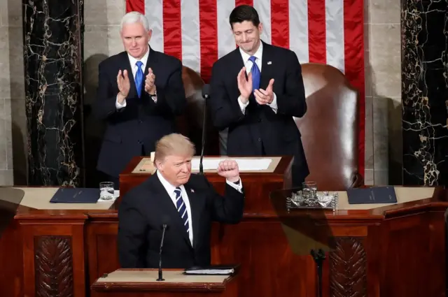 美國總統特朗普，後面是副總統彭斯（左）和眾議院議長萊恩