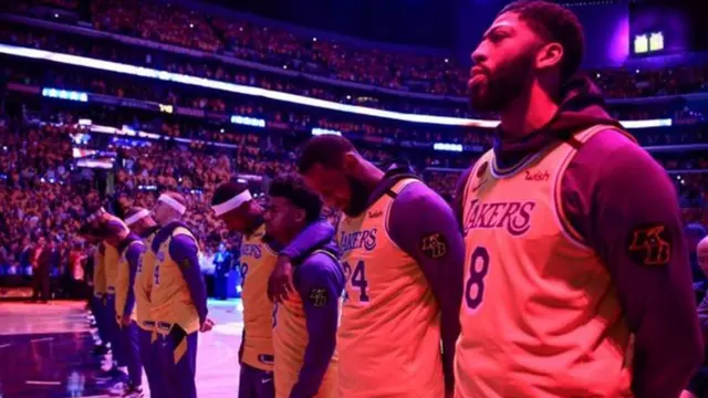 Abakinnyi ba Lakers yahaye icyubahiro Kobe Bryant bambara imyenda iriho nimero yambaye - 8 na 24, mu kwishyushya mbere y'umukino