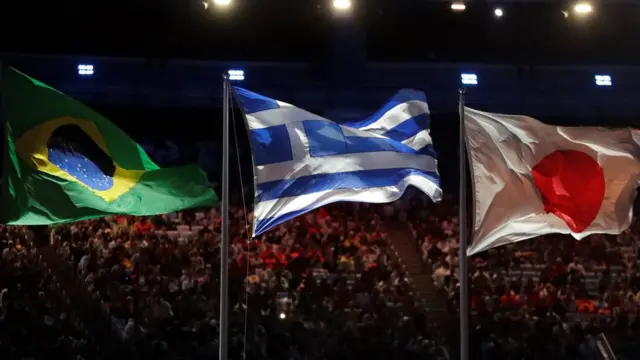 Флаги Бразилии, Греции и Японии на церемонии закрытия Игр