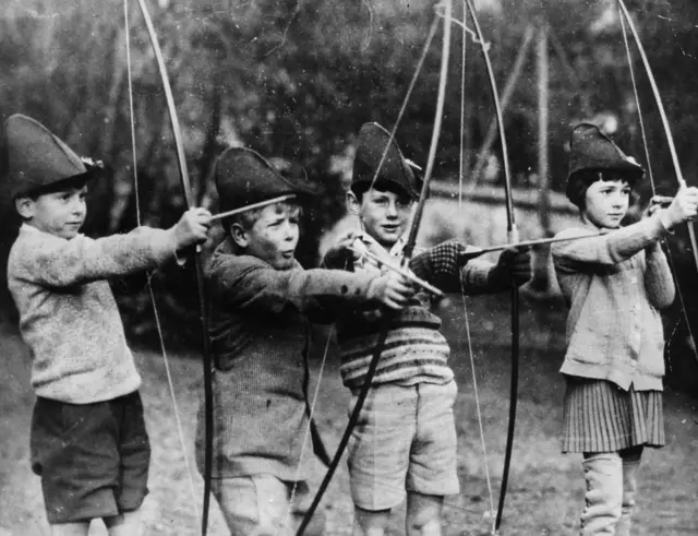 Príncipe Philip da Grécia, mais tarde Duque de Edimburgo, com seus colegas de escola na escola americana MacJannet, em St Cloud. O príncipe é o segundo menino da esquerda