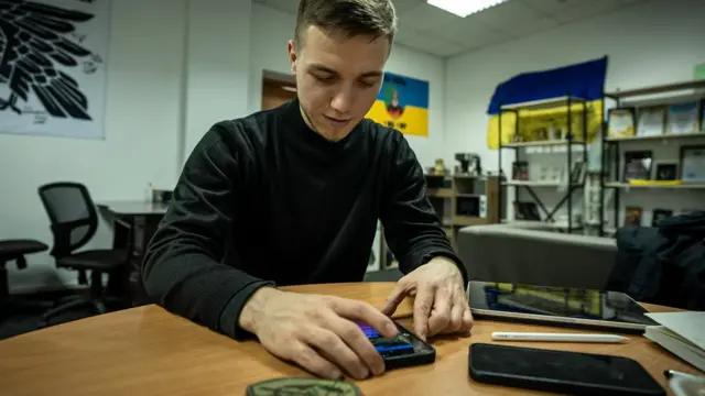 رومان يبحث عن منشورات الجنود الروس على وسائل التواصل الاجتماعي