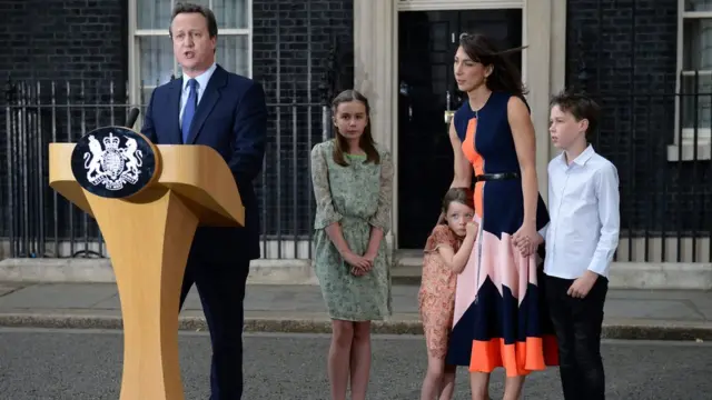 Кемерон із родиною 13 липня