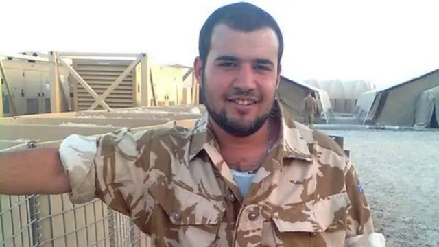 مجیب اشرف چې مخکې یې د بریتانوی پوځیانو لپاره د ژباړن په توګه دنده درلوده، اوس په دبۍ کې ایسار پاتې دی