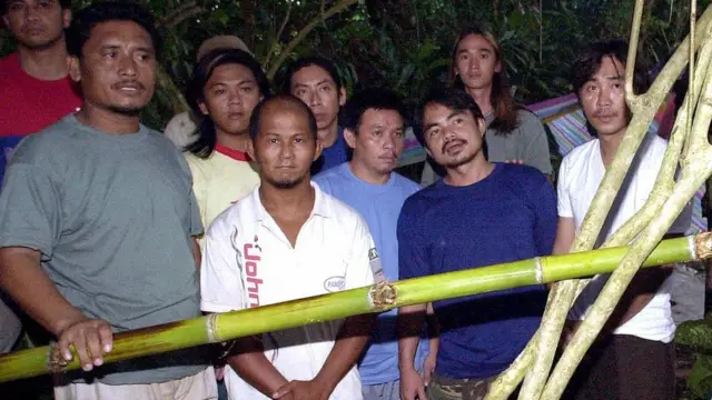 Những người Malaysia bị bắt cóc và bị giam giữ tại một trại của nhóm Abu Sayyaf tại rừng nhiệt đới trên đào Jolo, nam Philippines, ngày 27/05/2000