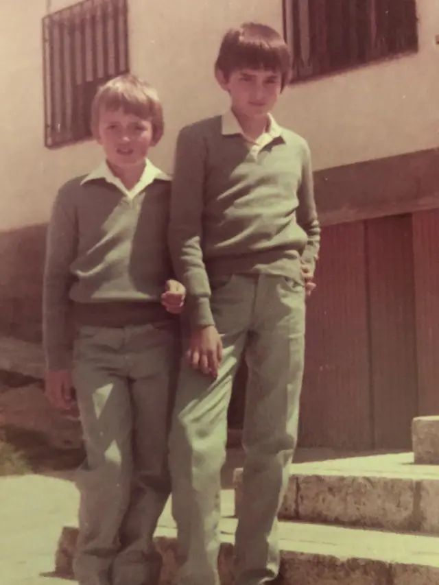 Javier González Recuenco com seu irmão menor