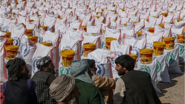 ملګري ملتونه وايي، د بهرنیو مرستو کمېدل به د افغانانو اقتصادي ستونزې لا زیاتې کړي.
