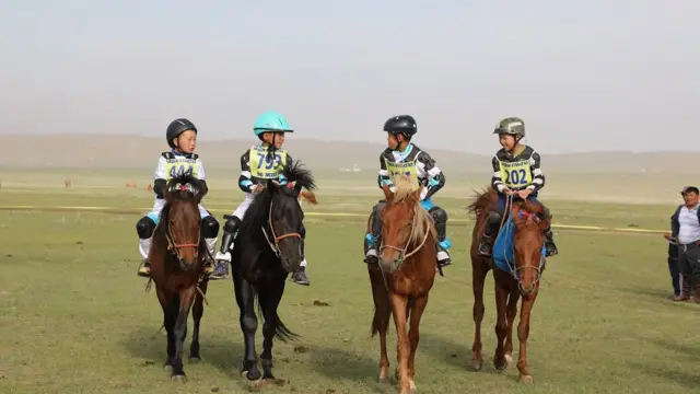 Ат оюндарына көрүлүп жаткан даярдык. Чабандес балдарга кымыз ичирип, атты ысырыктап жатышат.