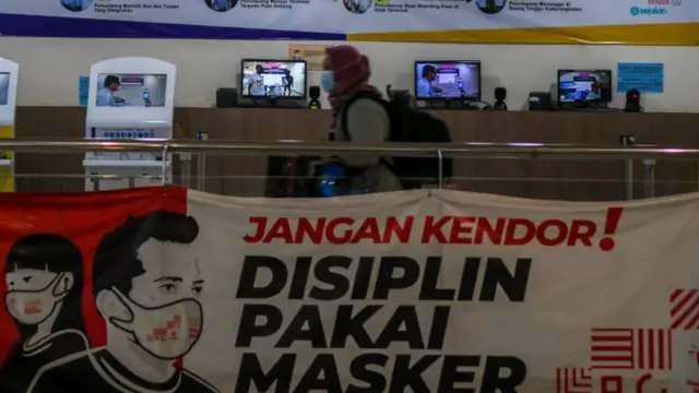 Calon penumpang menunggu jadwal keberangkatan bus di Terminal Terpadu Pulo Gebang, Jakarta, Jumat (26/03)