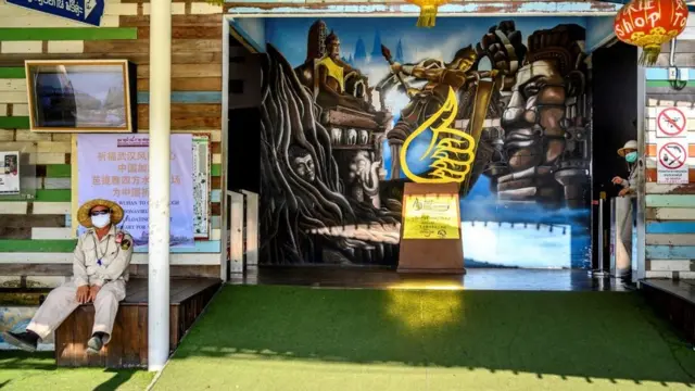 新常態:芭堤雅水上市場的一名員工閒坐著等待遊客的到來