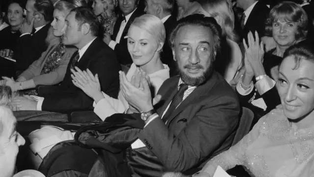 El escritor durante una premiación.