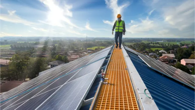 Homem caminha sobre placasfrases de cassinoenergia solar