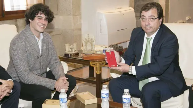 El presidente de la Junta de Extremadura, Guillermo Fernández Vara, en noviembre de 2015 con Unai Nieto (izquierda).