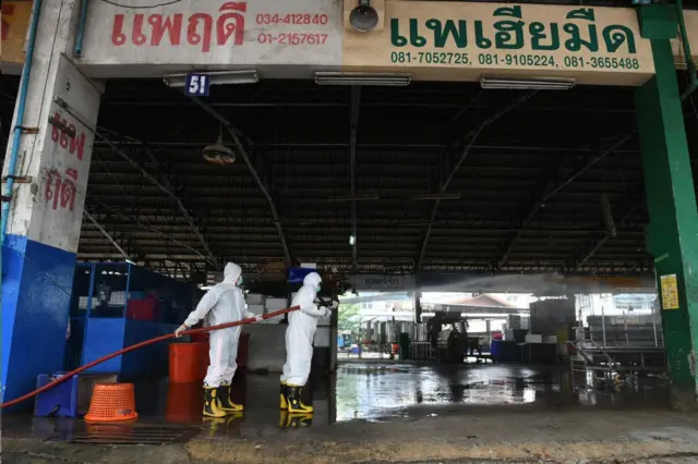 แพเฮียมืด หรือต่อมาในปัจจุบันคือ แพเฮียป๋อ บอกว่า ข้อมูลช่วงแรก ๆ จากภาครัฐสร้างความสับสนให้กับคนในพื้นที่ทั้งคนไทยและแรงงานต่างชาติ