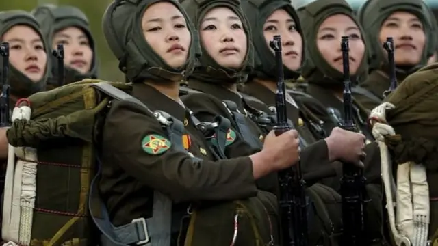 Nữ binh sĩ cầm súng duyệt binh