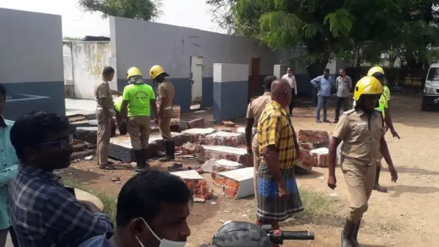 கழிவறை இடிபாடு.