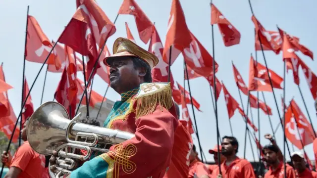 Hindistan Bengaluru'da işçiler geleneksel işçi bayramı kutlamalarında kırmızı uniformalarının içinde