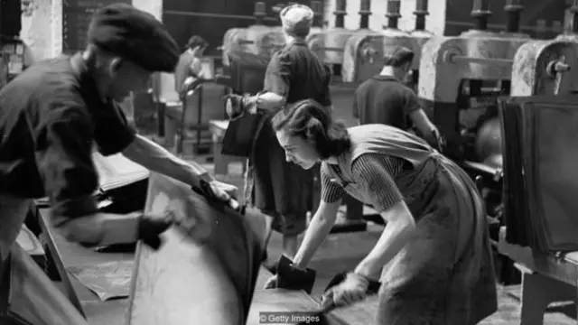 Ngay cả trong các nhà máy của xứ Wales vào những năm 1950, một số phụ nữ mặc áo cánh sặc sỡ bên trong tạp dề làm việc.