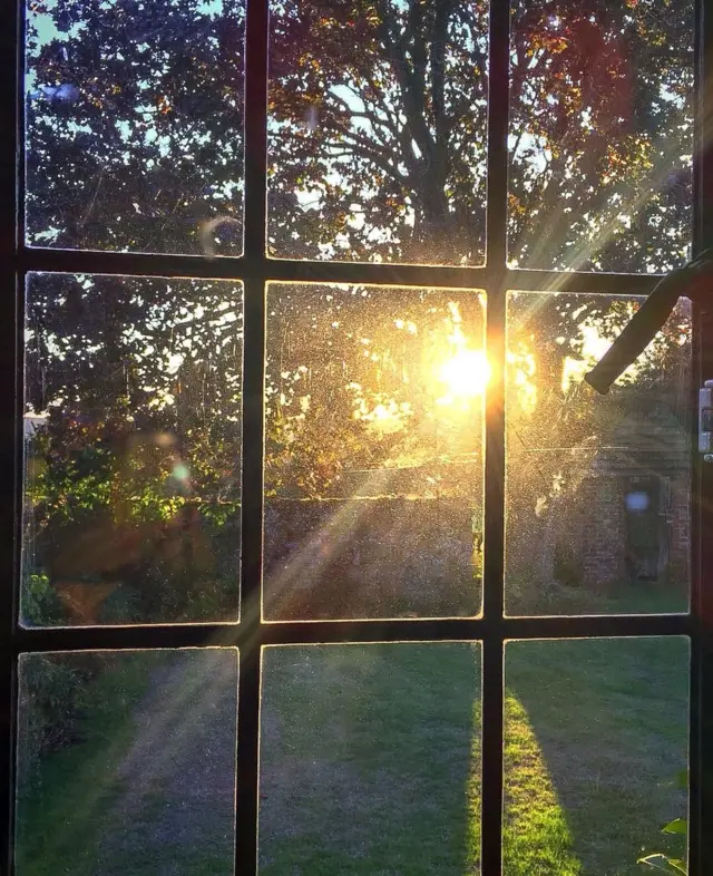 La puesta de sol a través de la ventana