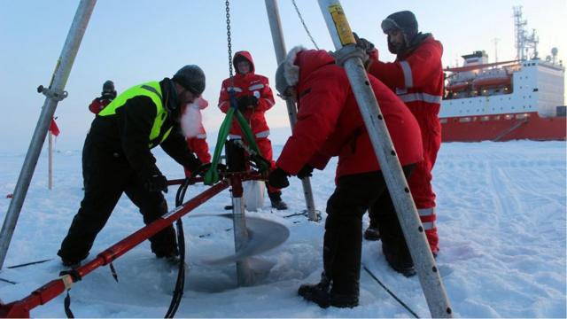 工程師需要加速工作在冰上鑽出巨大的冰洞,以安裝測量儀器。