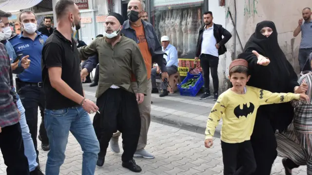 Akşener'e sözlü sataşmada bulunan kişi, ailesiyle birlikte alandan uzaklaştırıldı.