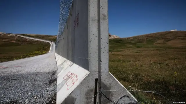 અફઘાનીઓને અટકાવવા માટે ઈરાન સાથેની સરહદ પર તુર્કીએ દીવાલ બનાવી છે