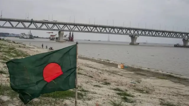 পদ্মা সেতুর মাধ্যমে রাজধানী ঢাকার সঙ্গে দক্ষিণ-পশ্চিমাঞ্চলের ২১টি জেলার সড়কপথে সংযোগ তৈরি হয়েছে