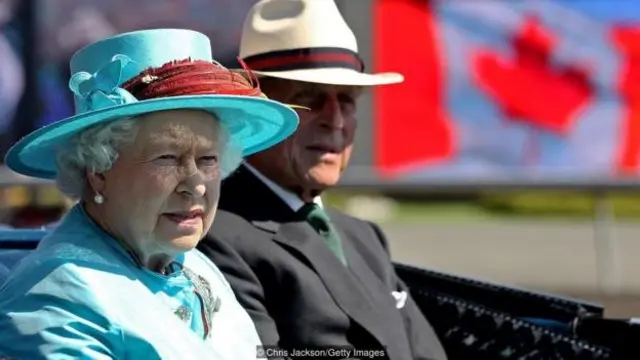 Ratu Elizabeth II mencicipi cokelat dengan ceri padang rumput saat dia mengunjungi Saskatchewan pada 2005.