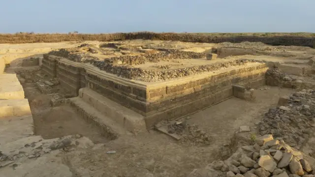 ንዱቕ መሰረት ናይ ሓደ ዓቢ ህንጻ