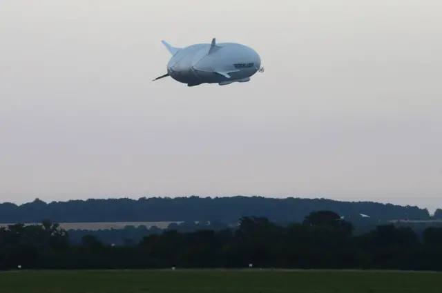 Airlander 10 - ambayo imeundwa kama ndege na meli - ilipaa kutoka uwanja waCardington Airfield huko Bedfordshire